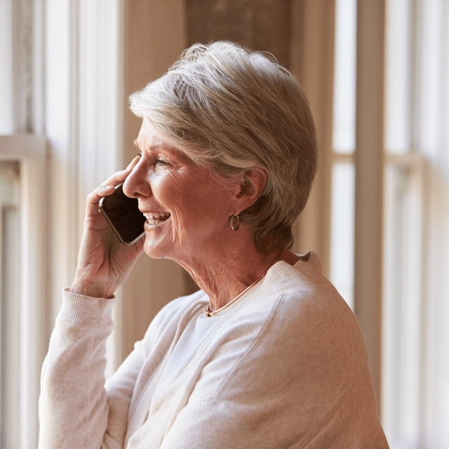 Eldre dame snakker i mobil